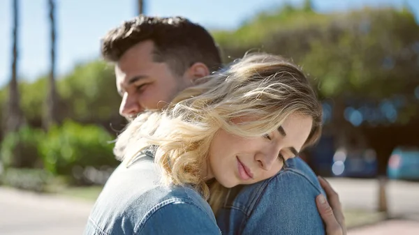 Homem Mulher Casal Sorrindo Confiante Abraçando Uns Aos Outros Parque — Fotografia de Stock