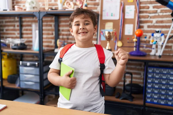 Malý Hispánský Chlapec Nosí Studentský Batoh Drží Knihu Škole Křičí — Stock fotografie