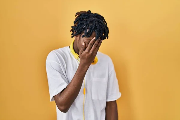Junger Afrikanischer Mann Mit Dreadlocks Vor Gelbem Hintergrund Mit Traurigem — Stockfoto