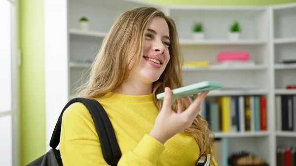 Joven Estudiante Rubia Sosteniendo Libros Enviando Mensaje Voz Por Teléfono — Foto de Stock