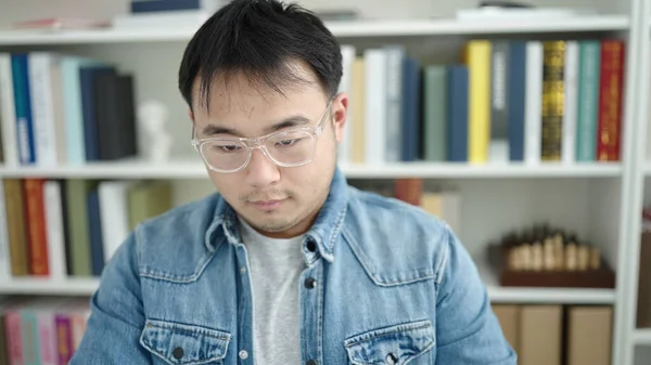 Mladý Číňan Muž Student Sedí Stole Uvolněným Výrazem Knihovně Univerzity — Stock fotografie