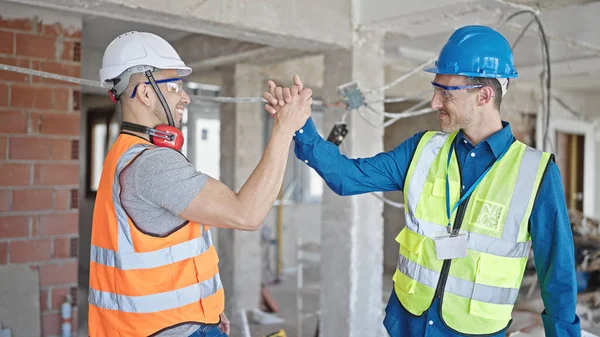 两名建筑商在建筑工地握手 — 图库照片