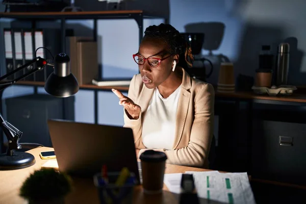 Geceleri Ofiste Çalışan Güzel Siyahi Bir Kadın Kameraya Bakıp Havada — Stok fotoğraf