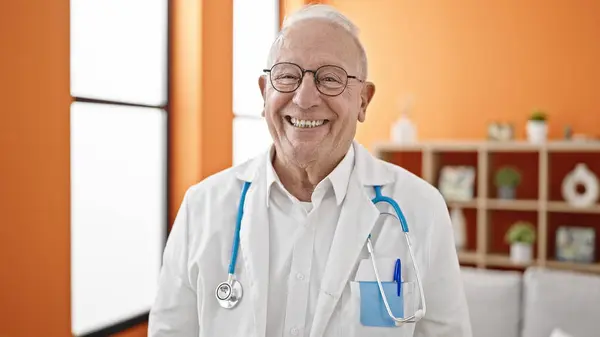 Ανώτερος Γκριζομάλλης Γιατρός Χαμογελά Αυτοπεποίθηση Στέκεται Στην Κλινική — Φωτογραφία Αρχείου