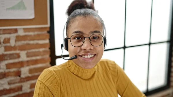 Νεαρή Αφροαμερικάνα Επιχειρηματίας Που Φοράει Ακουστικά Στο Γραφείο — Φωτογραφία Αρχείου