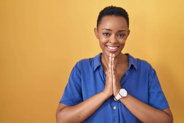 Afrikaans Amerikaanse Vrouw Staan Gele Achtergrond Bidden Met Handen Samen — Stockfoto