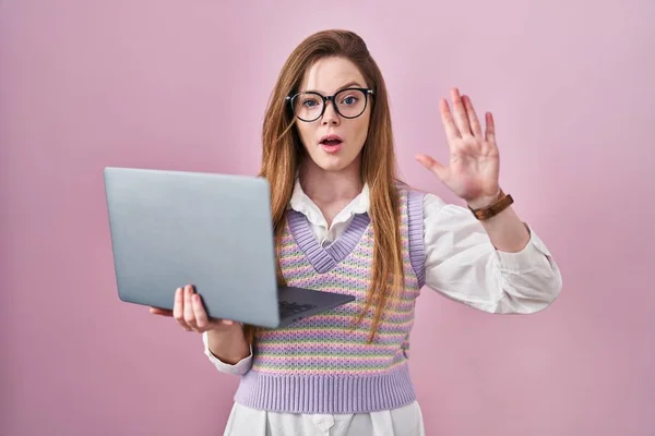 Mujer Joven Caucásica Que Trabaja Usando Computadora Portátil Haciendo Gesto —  Fotos de Stock