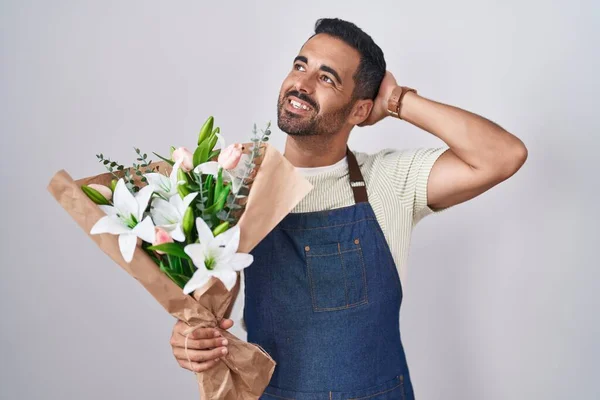 Homem Hispânico Com Barba Trabalhando Como Florista Sorrindo Confiante Tocando — Fotografia de Stock