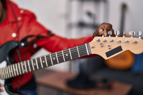 Африканська Американська Жінка Музикант Грає Гітарі Музичній Студії — стокове фото