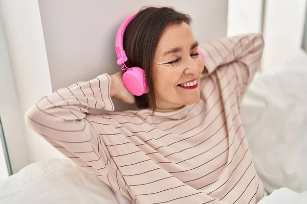 Mujer Mediana Edad Escuchando Música Sentada Cama Dormitorio — Foto de Stock