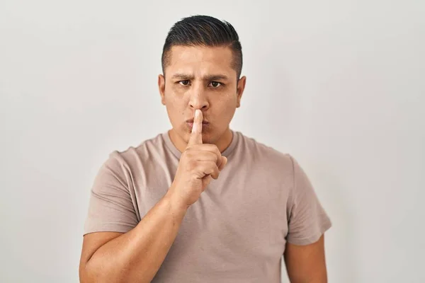 Latin Kökenli Genç Bir Adam Beyaz Arka Planda Dikiliyor Parmakları — Stok fotoğraf
