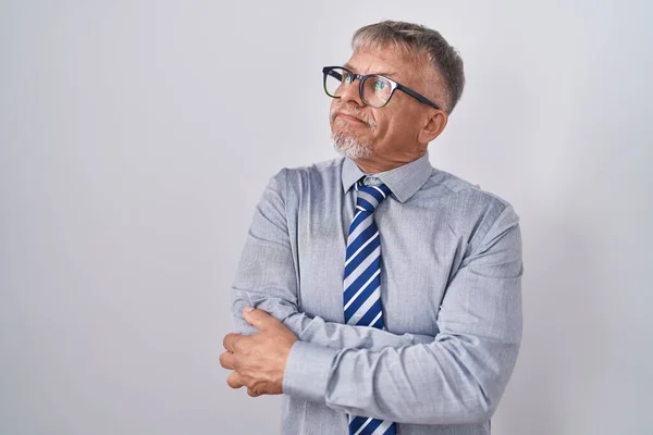 Homem Negócios Hispânico Com Cabelos Grisalhos Usando Óculos Olhando Para — Fotografia de Stock
