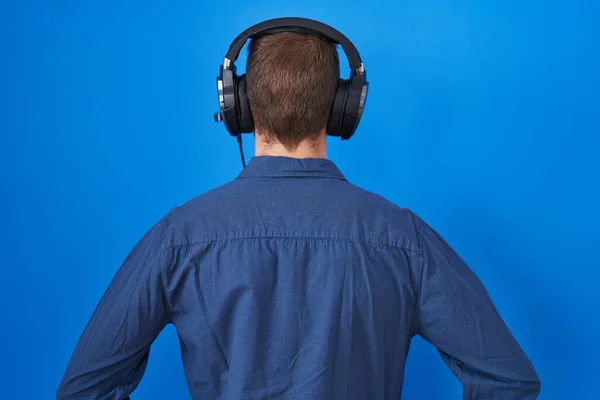Sakallı Kulaklık Takmış Müzik Dinleyen Kolları Vücudunda Geriye Bakan Spanyol — Stok fotoğraf