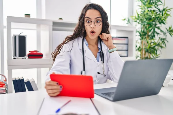 Young Doctor Woman Working Online Appointment Scared Amazed Open Mouth — Stockfoto