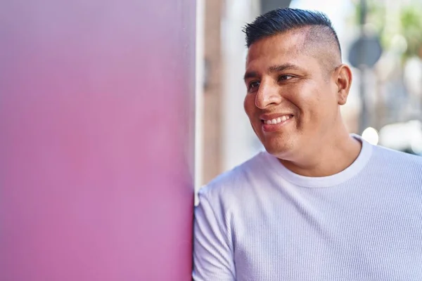 Jovem Latino Sorrindo Confiante Olhando Para Lado Rua — Fotografia de Stock