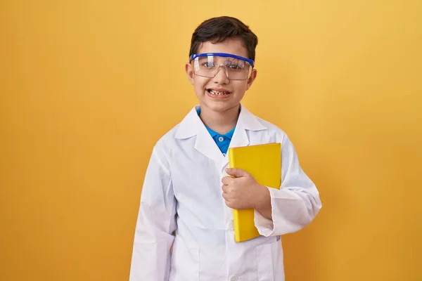Pequeño Niño Hispano Usando Gafas Científicas Que Ven Positivas Felices —  Fotos de Stock