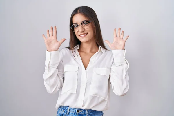 Jovem Morena Usando Óculos Mostrando Apontando Para Cima Com Dedos — Fotografia de Stock