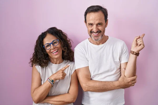 Középkorú Spanyol Házaspár Együtt Rózsaszín Háttér Egy Nagy Mosollyal Arcán — Stock Fotó