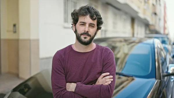 Ung Latinamerikansk Man Står Med Armarna Korsade Gest Med Bil — Stockfoto
