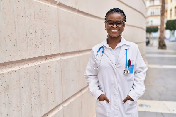 Médico Afroamericano Sonriendo Confiado Pie Hospital —  Fotos de Stock