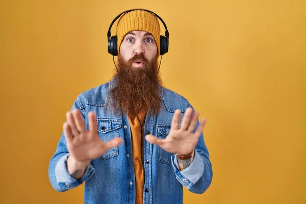 Blanke Man Met Een Lange Baard Die Luistert Naar Muziek — Stockfoto