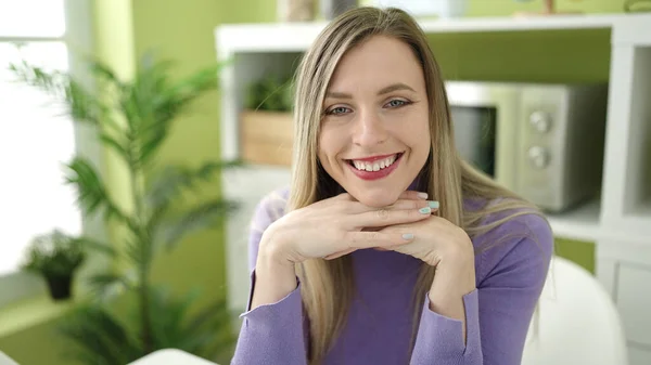 Jonge Blonde Vrouw Glimlachen Zelfverzekerd Zitten Tafel Thuis — Stockfoto