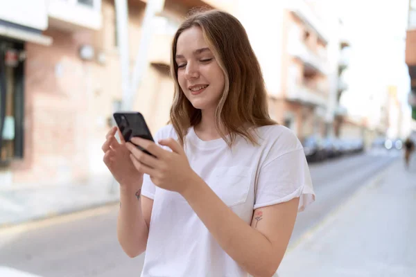 Молодая Белая Женщина Улыбается Уверенно Используя Смартфон Улице — стоковое фото