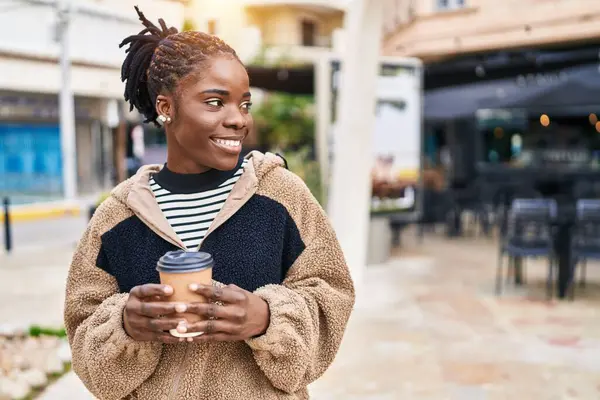 Africano Americano Mulher Sorrindo Confiante Beber Café Rua — Fotografia de Stock