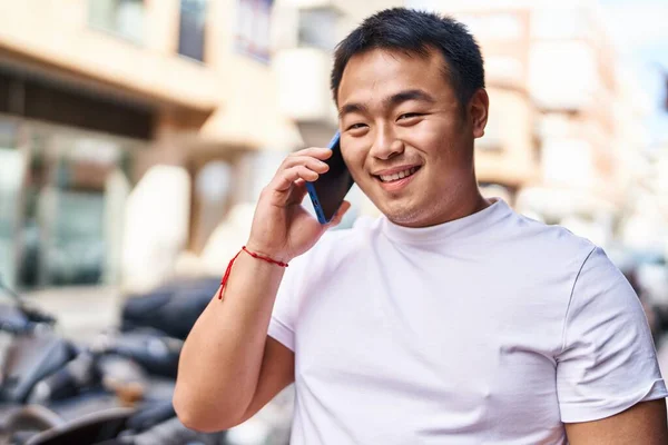 Mladý Číňan Usmívá Sebevědomě Mluvit Smartphone Ulici — Stock fotografie