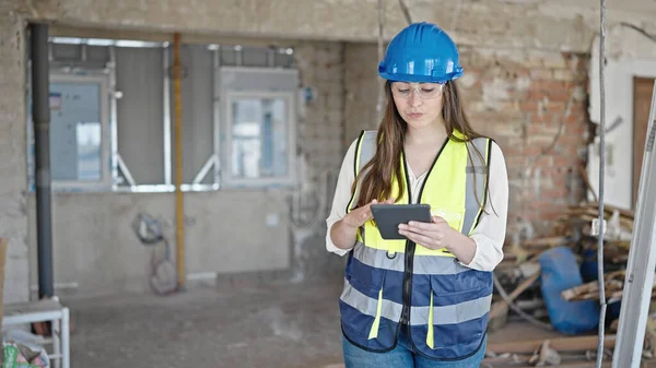 Young Beautiful Hispanic Woman Builder Using Touchpad Construction Site — Stock Photo, Image