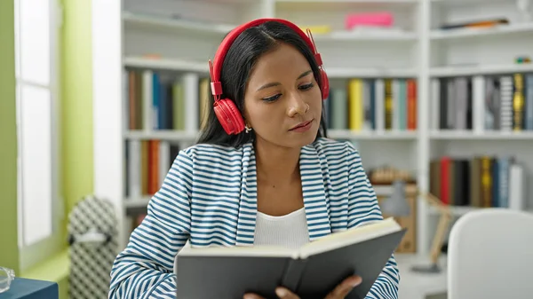 Africano Americano Estudante Leitura Livro Ouvindo Música Biblioteca Universidade — Fotografia de Stock