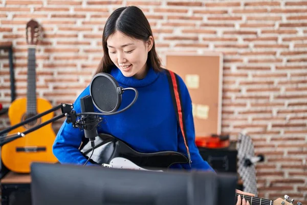 Çinli Kadın Sanatçı Müzik Stüdyosunda Elektro Gitar Çalarak Şarkı Söylüyor — Stok fotoğraf