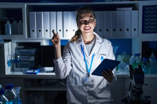 Mulher Loira Bonita Trabalhando Laboratório Cientista Tarde Noite Com Grande — Fotografia de Stock