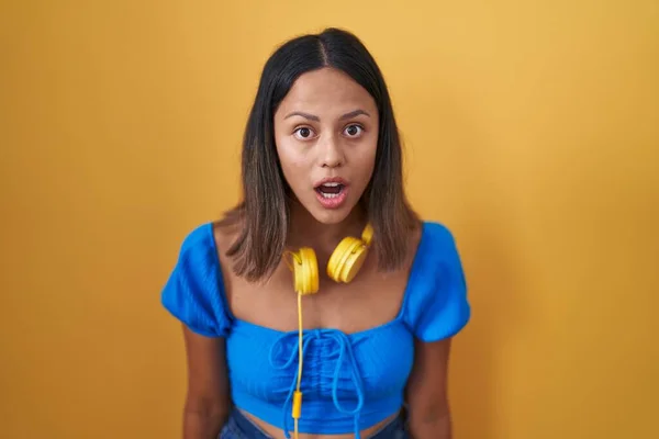 Hispanic Young Woman Standing Yellow Background Afraid Shocked Surprise Amazed — Stock Photo, Image