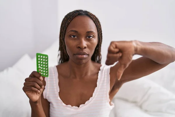 Afrikansk Amerikansk Kvinne Som Har Piller Med Sint Ansikt Negativt – stockfoto
