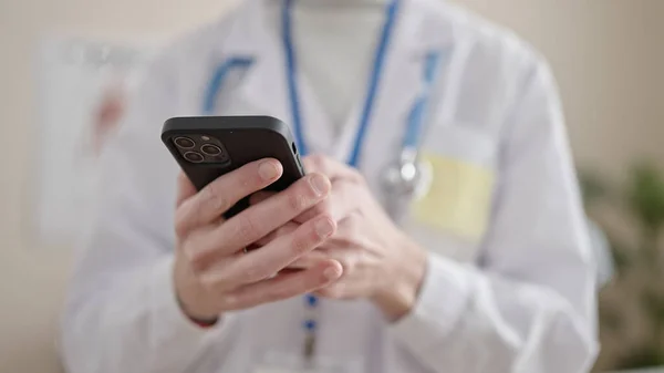 Młody Latynos Człowiek Lekarz Pomocą Smartfona Klinice — Zdjęcie stockowe