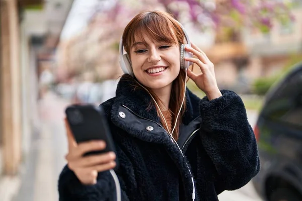 Young Woman Smiling Confident Listening Music Street — ストック写真