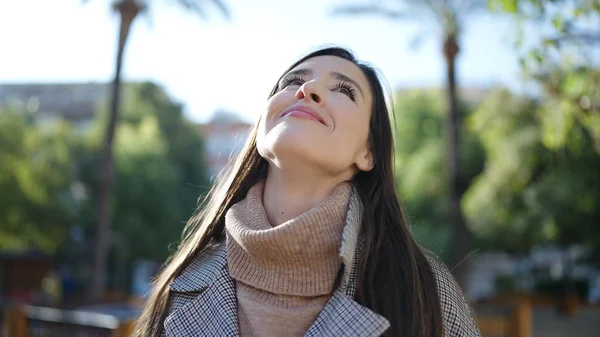 Krásná Hispánská Žena Usmívá Sebevědomě Při Pohledu Oblohu Parku — Stock fotografie