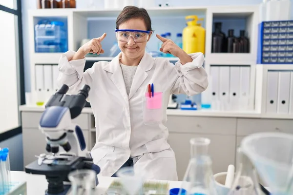 Hispanic Girl Syndrome Working Scientist Laboratory Smiling Pointing Head Both — Stock Photo, Image