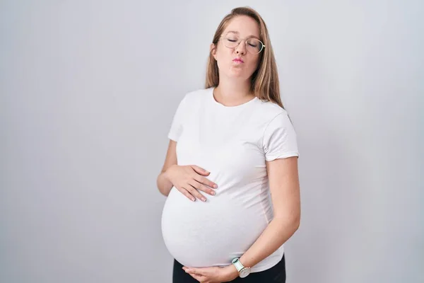 Młoda Kobieta Ciąży Spodziewa Się Dziecka Dotykając Brzucha Ciąży Patrząc — Zdjęcie stockowe