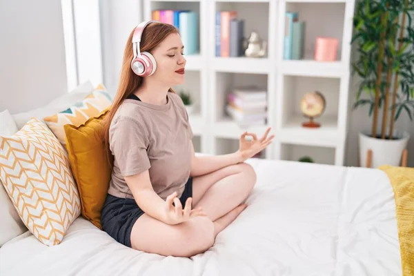Young Redhead Woman Doing Yoga Exercise Sitting Bed Bedroom — Foto Stock