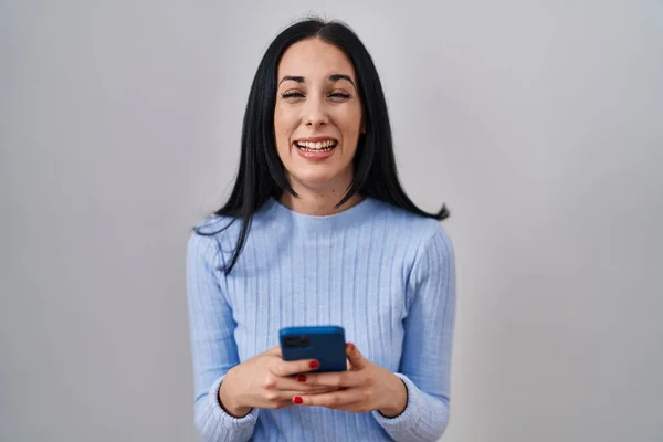 Hispanic Kvinna Med Smartphone Ler Och Skrattar Högt Eftersom Roliga — Stockfoto