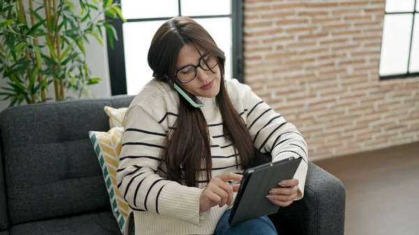 Jovem Bela Mulher Hispânica Usando Touchpad Falando Smartphone Casa — Fotografia de Stock
