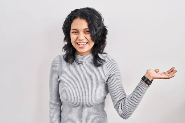 Hispanic Woman Dark Hair Standing Isolated Background Smiling Cheerful Presenting — Stock Photo, Image