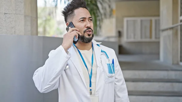 Mladý Latinskoamerický Lékař Mluví Smartphone Nemocnici — Stock fotografie