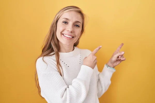 Mujer Joven Caucásica Vistiendo Suéter Blanco Sobre Fondo Amarillo Sonriendo — Foto de Stock