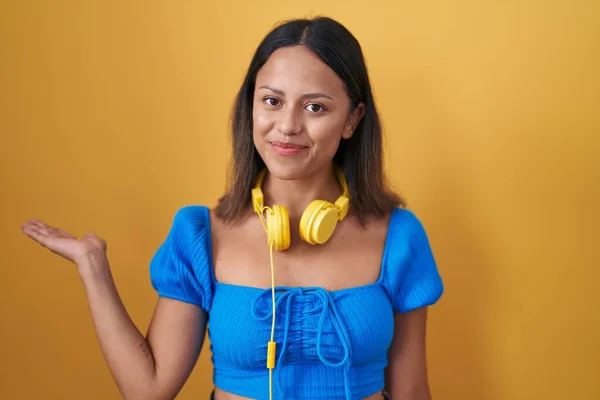 Die Hispanische Junge Frau Steht Vor Gelbem Hintergrund Und Lächelt — Stockfoto