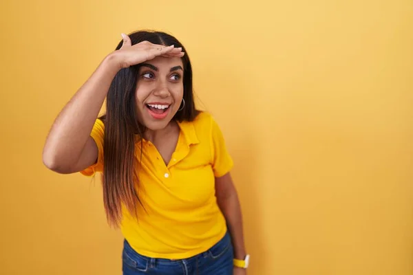 Mulher Árabe Jovem Sobre Fundo Amarelo Muito Feliz Sorrindo Olhando — Fotografia de Stock