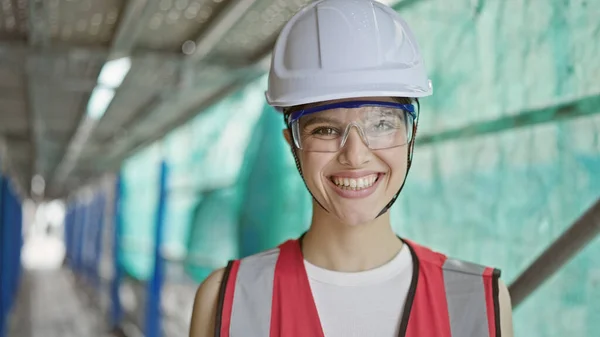 Junge Schöne Hispanische Bauarbeiterin Lächelt Selbstbewusst Auf Der Straße — Stockfoto