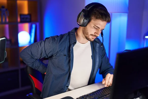 Young Caucasian Man Streamer Stressed Using Computer Gaming Room —  Fotos de Stock